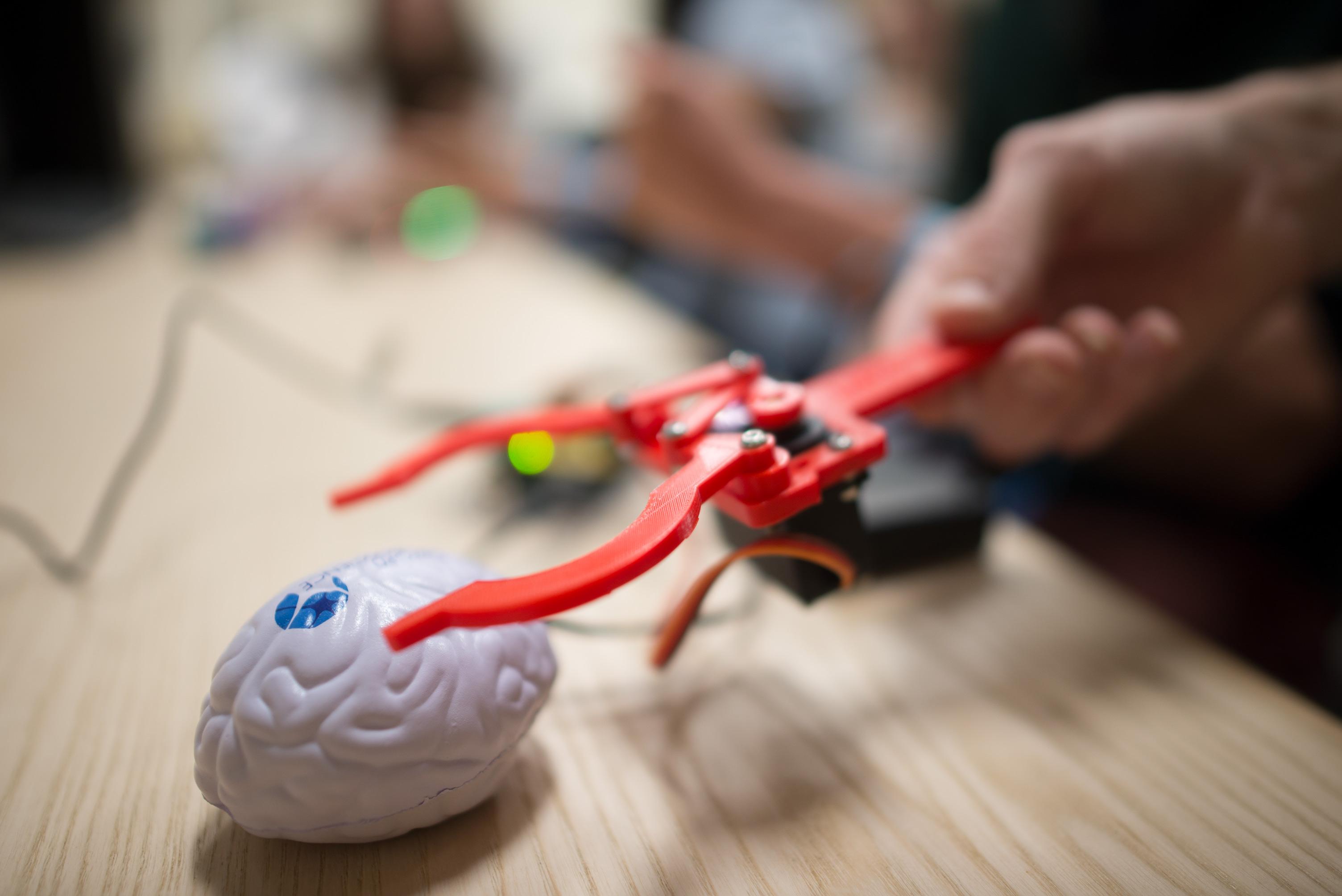 3D printer claw controlled by electrical signals recorded from human arm